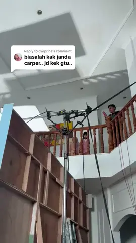 Replying to @dwipriha janda kerja yang ditungguin ama buntutnya… 