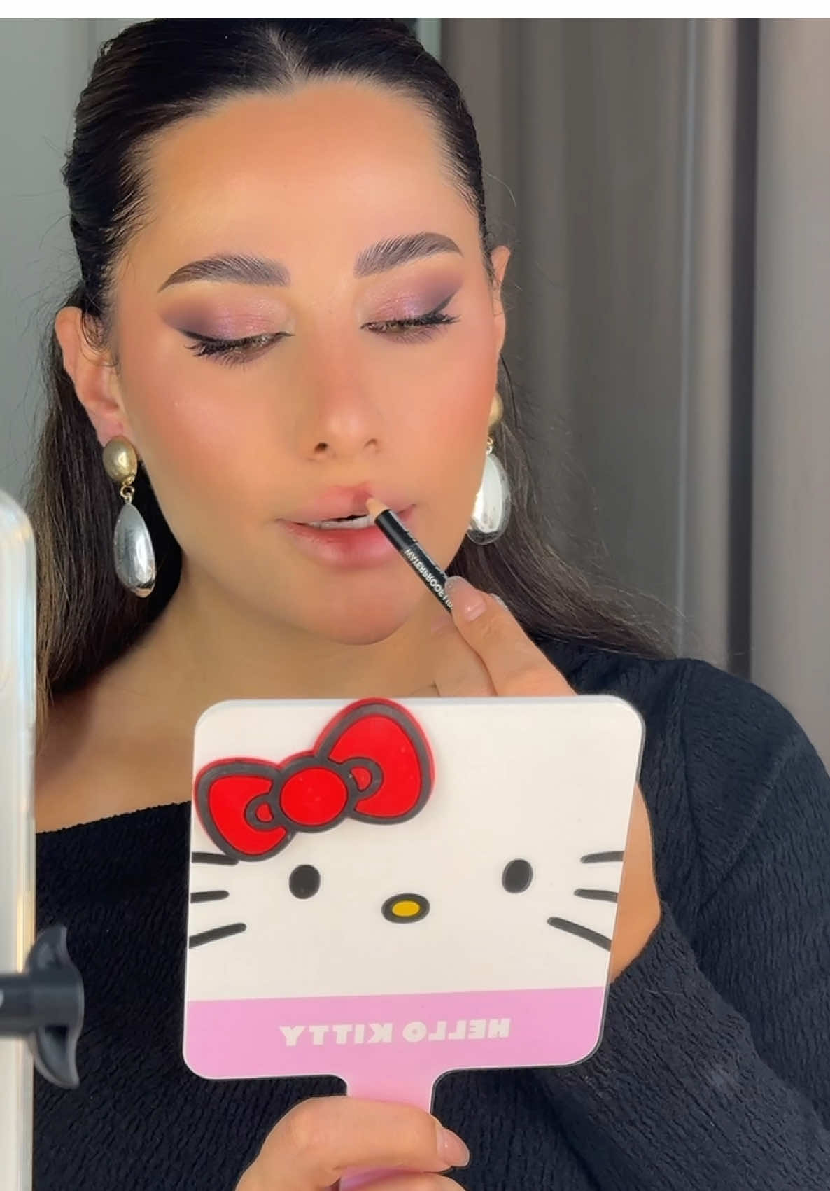Replying to @Thē ẞēst #ميكب_ناعم #ميكب #makeup #تتوريال #ميكب_تتوريال #tutorial #تتوريال_مكياج #مكياج_مناسبات #ميكب_فستان_اسود @Huda @Huda Beauty 