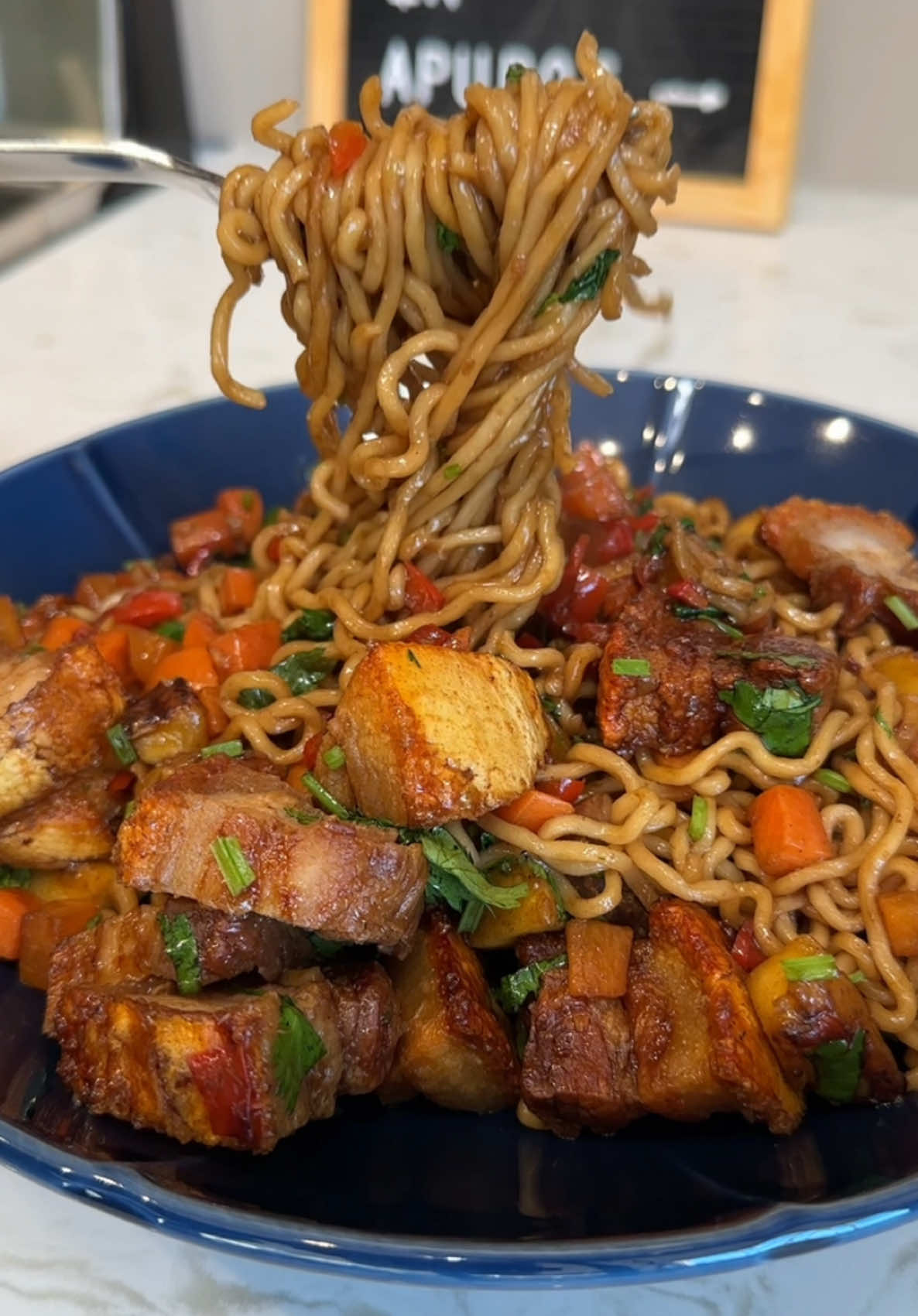 RETO ACEPTADO 🔥 FIDEOS SALTEADO CON CHICHARRÓN Y PLÁTANO MADURO  Obviamente preparados con @AjinomenColombia  Ingredientes 👨🏽‍🍳 Ajinomen Carne Zanahoria y pimentón  Chicharrón  Plátano maduro Salsa de soja  Cilantro  Y ahora es tu turno para que nos muestres tus deliciosas preparaciones con #Ajinomen  #elretodelafelicidad #elsabordelafelicidad #recetas #recetasfaciles #almuerzo 