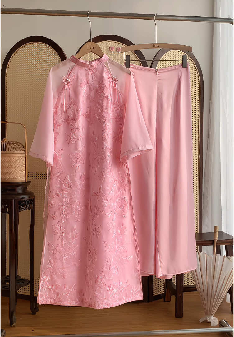 Đắm say giữa sắc hồng tượng trưng cho ngày Xuân của Thái Anh 🌸 #trending#xuhuong #outfit #outfits #OOTD #mixandmatch #aodaicollection #aodai #thietke #aodaithietke #aodaiViet #aodaitruyenthong #lanadesignvn 