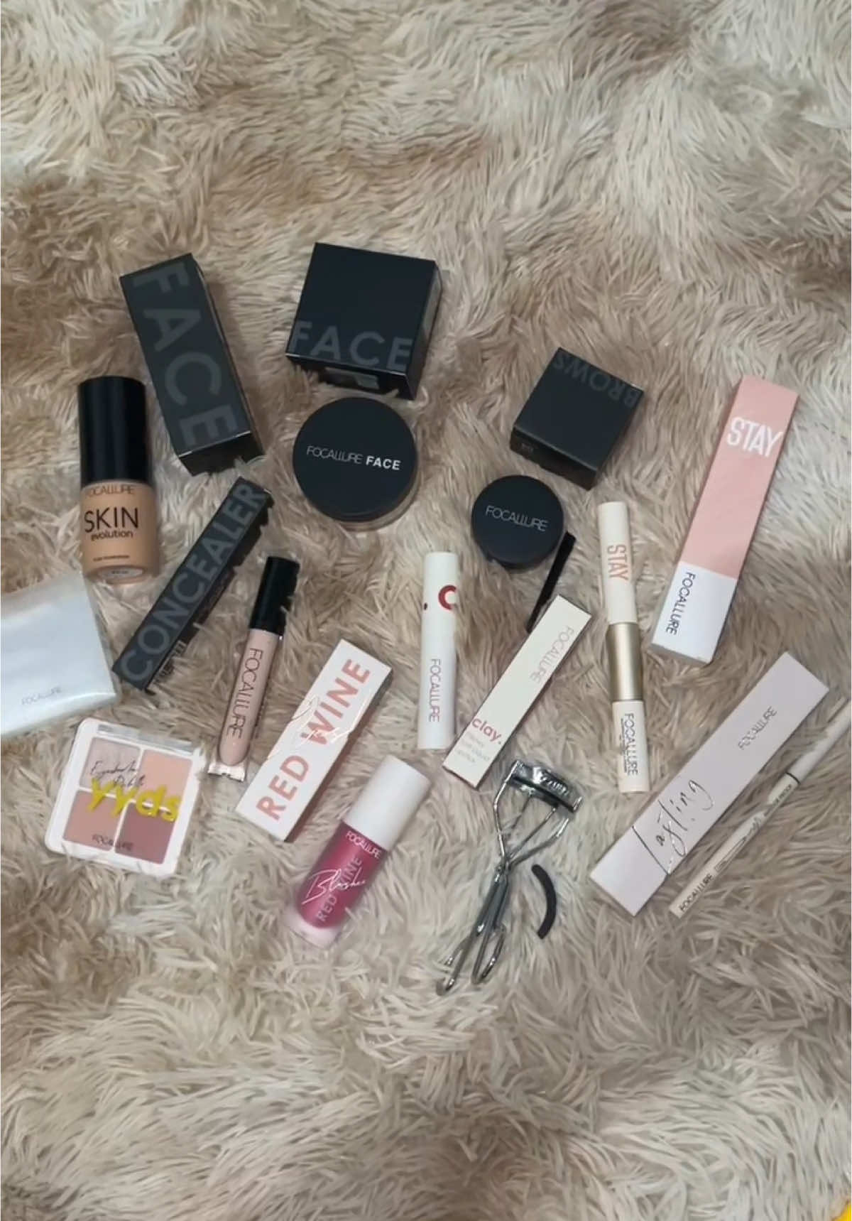 i'm in a focallure stage, i'm really start loving collecting some make up products, anyway guy's it's a bundle sale get it as of low price!! 🥰 #focallurebeauty #makeuplovers #tiktoktrend #fyppppppppppppppppppppppp 