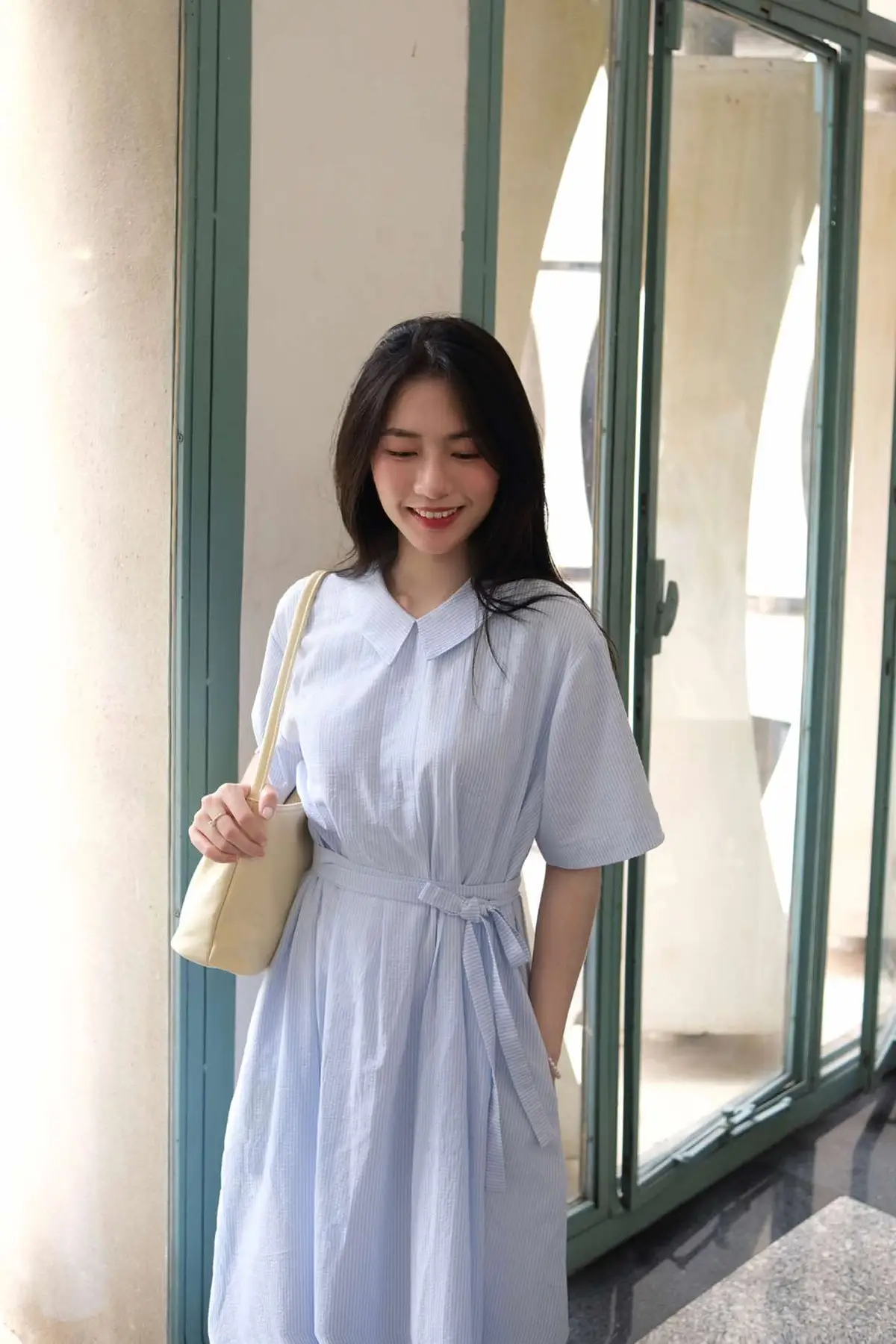 qua khung cửa sổ
