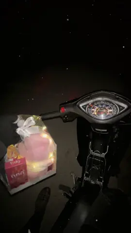 #tinhyeutuoihoctro❤ #xhuong anh chỉ có món quà nhỏ tặng em nhưng đó là sự ấm áp của anh. Cùng nhau đi hết phần đường còn lại nhaa🫶🏻 #anhyeuem 