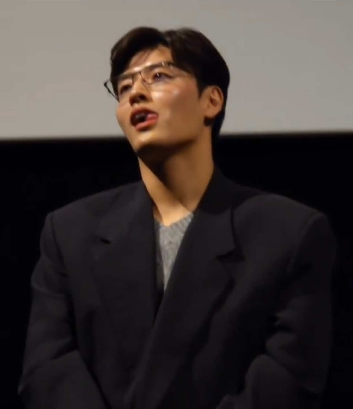 omg. This Strong Sky looks for his an upcoming romance comedy (rocom/romcom) drama: Your taste 당신의 맛  with Go Minsi  고민시 (?!), but, um, unfortunately maybe without the glasses/eyewear hoho huhu 🙂‍↕️ 🙂‍↔️ source video: x.com/wav_e21/status/1870089753229771053 or twitter.com/wav_e21/status/1870089753229771053 via X or Twitter #kanghaneul #강하늘 #미생 #misaeng 
