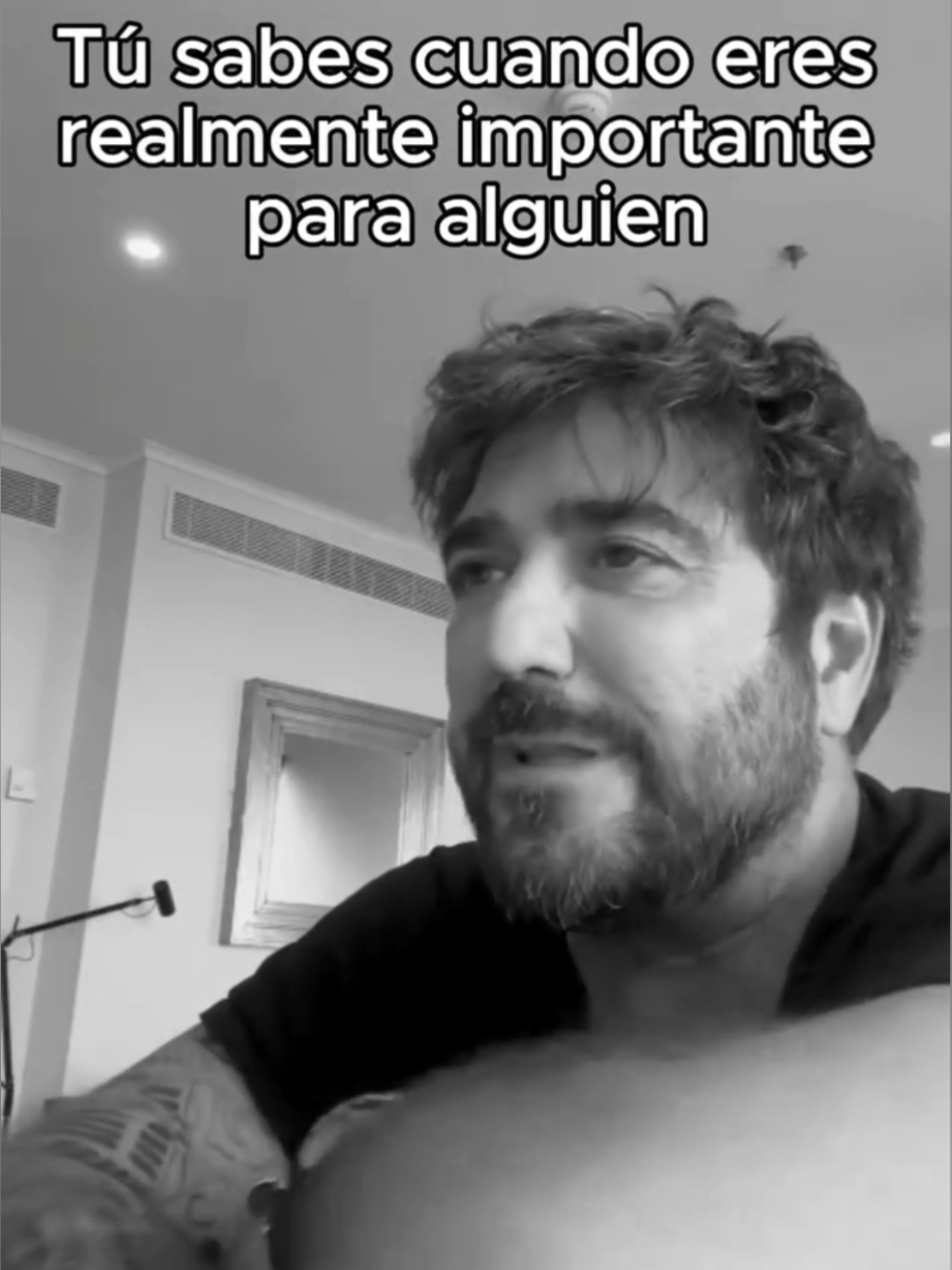 #IMAGEN La clave para saber si eres importante para alguien la tiene Antonio Orozco y es muy sencilla: cuando alguien te dedica ese tiempo que lo mismo ni siquiera tiene. El cantante calienta motores para su gira 2025 y lo hace con reflexiones como ésta que debería hacernos pensar en para quién somos algo...y para quien no... #antonioorozco #sevillamagazine #actualidad #reflexión 