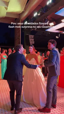 Digo e repito: foi este o motivo pelo qual nossos convidados foram escolhidos a dedo! SÃO OS MELHORES DO MUNDO! QUE SURPRESA INCRÍVEL, AMIGOS E FAMÍLIA!!!!!!!! Obrigada a todos os envolvidos!!!!!!! AMAMOS VOCÊS! ❤️  #Casamento #noiva #weddingvibes #weddings #bride #weddingdress #vestidodenovia #weddingplanning #madrinha #madrinhasdecasamento #noivos #padrinhos 