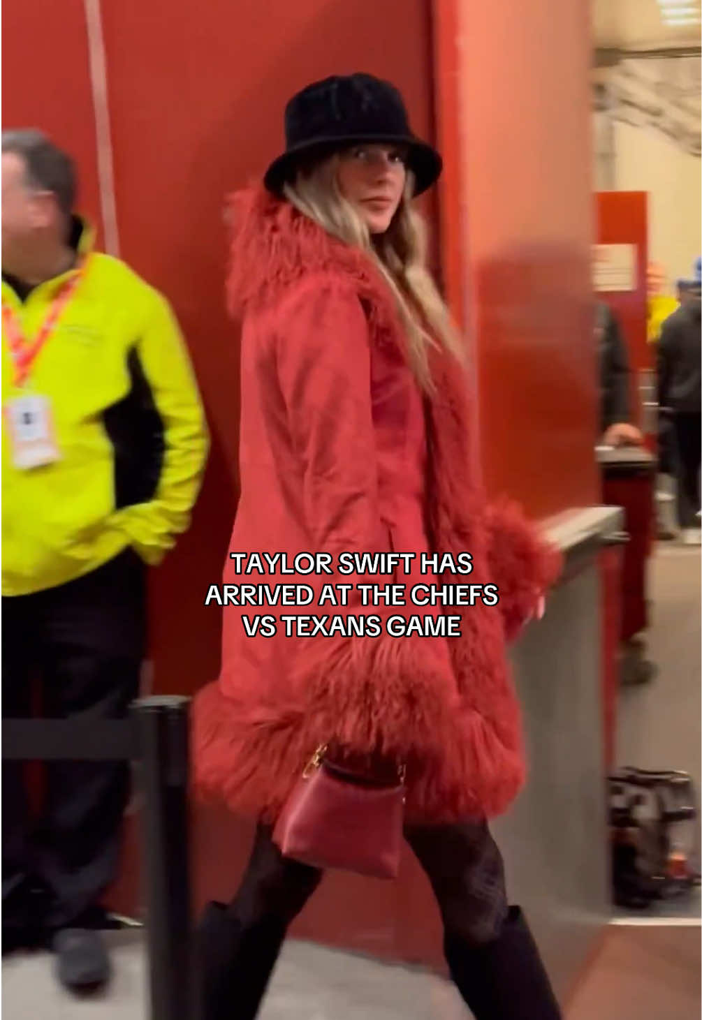 TAYLOR SWIFT HAS ARRIVED AT THE CHIEFS VS TEXANS GAME!!!! SHE LOOKS STUNNING. #taylorswift #traviskelce #tayvis #traviskelcetaylorswift #taylorswifttraviskelce #chiefs #kansascitychiefs #houstontexans #texans #nfl #football 