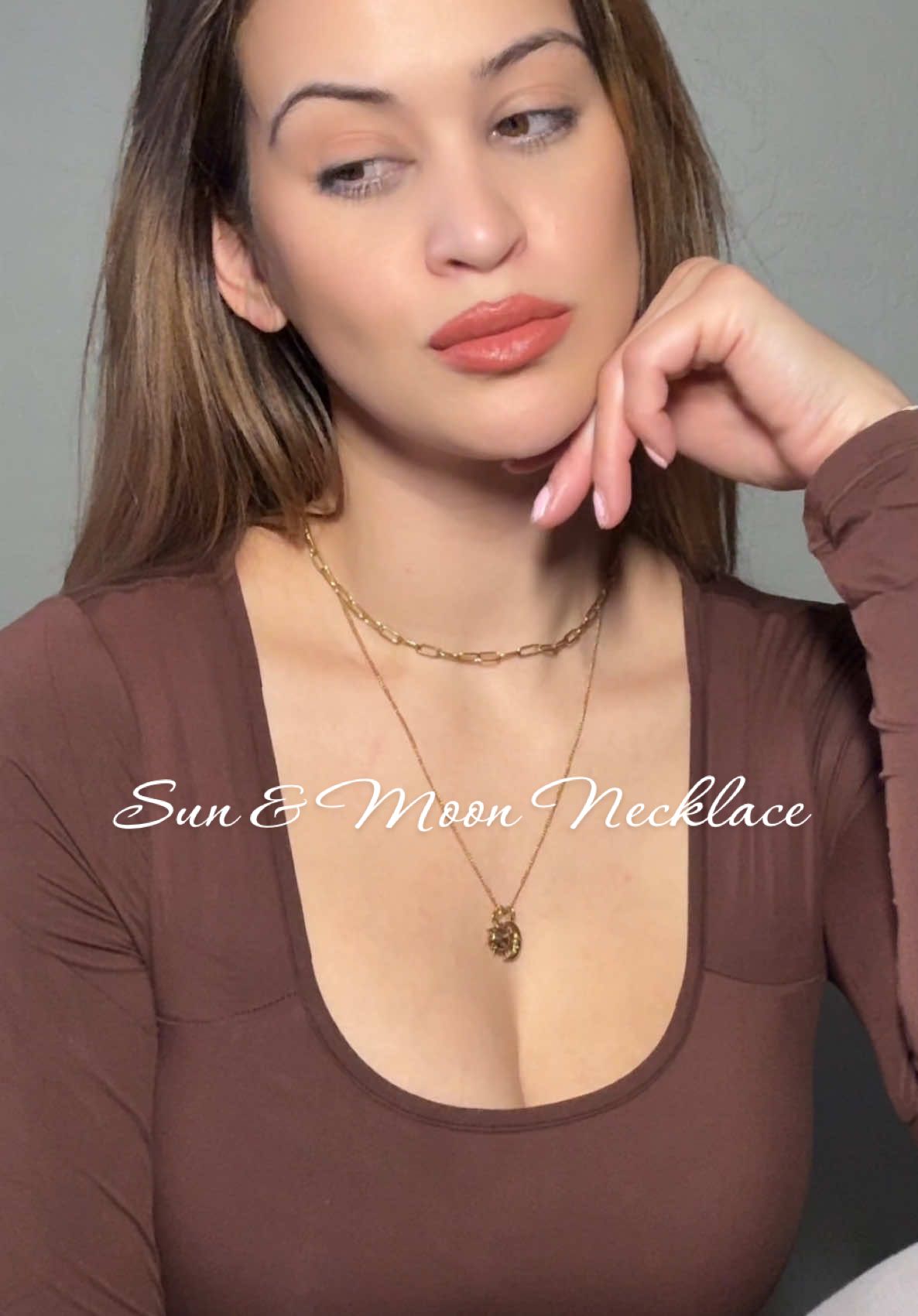This sun and moon necklace is too pretty for words ❤️🌞🌙 #sunandmoon #necklace #jewelry #oudisi #beautifuljewelry 