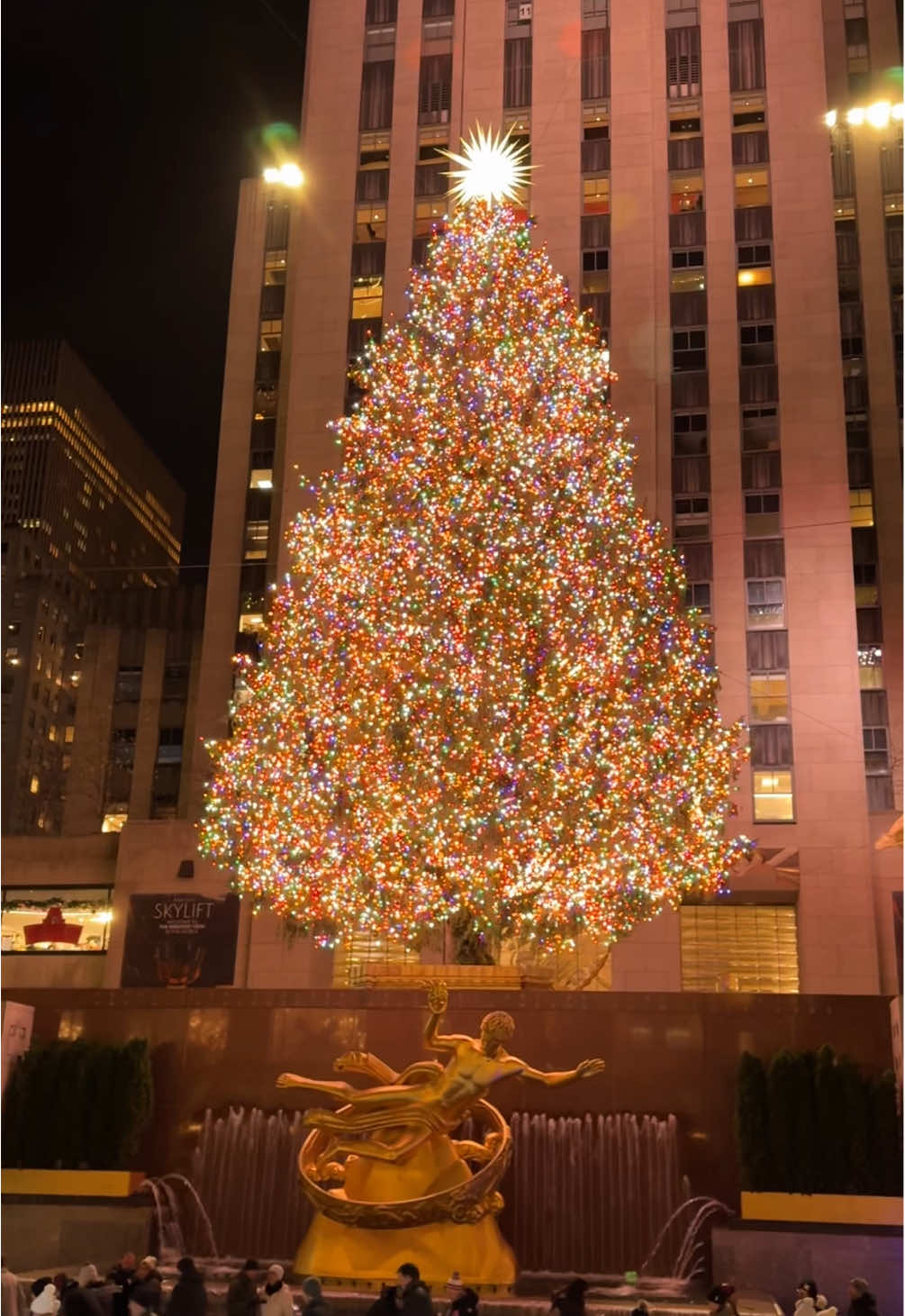 Warm glow 🤝 iconic ice Come see it for yourself at The Rink at Rockefeller Center presented by Chase Freedom. #rockefellercenter #christmasinnewyork #christmastree 