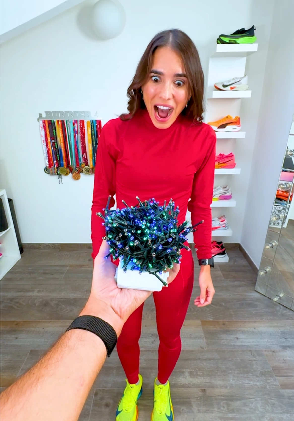 HOW TO RUN IN CHRISTMAS TIME 😂✨ Let’s RUN and light up the world 🏃‍♀️🎅🏻 #Running #christmas #christmaslights #tutorial #runner #sport #fyp #run #christmastime #funnytiktok 