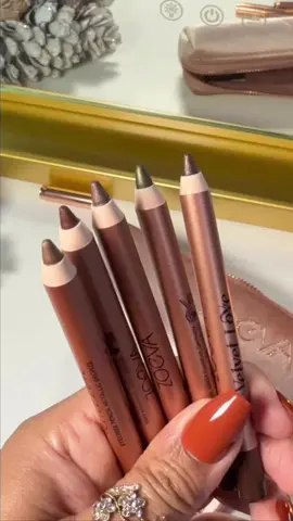 🎁 gifting with @Zoevacosmetics  Velvet Love Eyeliner Pencil Discovery Kit Set Includes: 5x Velvet Love Eyeliners (0.8g travel size) Line and define or blend out for an effortless eyeshadow look. The highly pigmented, creamy formula glides on and stays put all day (and night).  1x Metallic Khaki: medium green shimmer with a touch of gold 1x Metallic Bronze: soft golden-brown shimmer 1x Metallic Cocoa: warm brown shimmer 1x Metallic Hazel: rich brown shimmer with a touch of gold 1x Metallic Smoky Topaz: medium brown-grey shimmer 1x Velvet Love Eyeliner Sharpener 1x Velvet Makeup Pouch 1x It’s a Celebration Box, ready-to-gift How beautiful are the shades tho? Im obsessed and the formula feels so nice too. Gifted  #zoevacosmetics #makeup #Eyeliner #makeupset #lovemakeup
