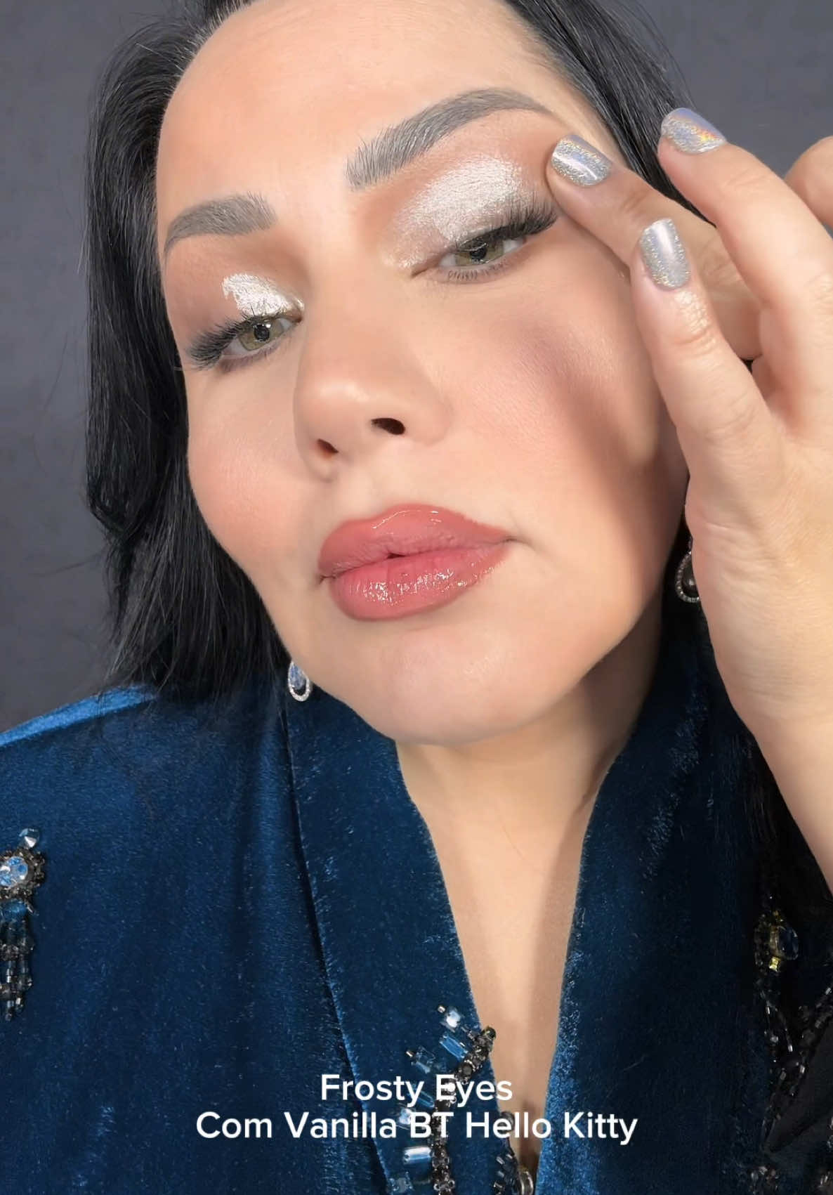 Frosty Eyes! A make cintilante mais rápida com o iluminador Vanilla de BT HELLO KITTY 💙❄️
