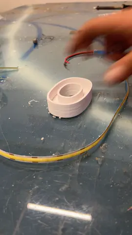 É assim que é feito as mini letras de led, gosto de usar o pvc 20mm de fundo e a face no acrílico 3mm, usei a iluminação em led cob  ##timelapse #led #pvc#acrilico #comunicacaovisual #letracaixa #sings #diyled #DIY #neon #ledart 