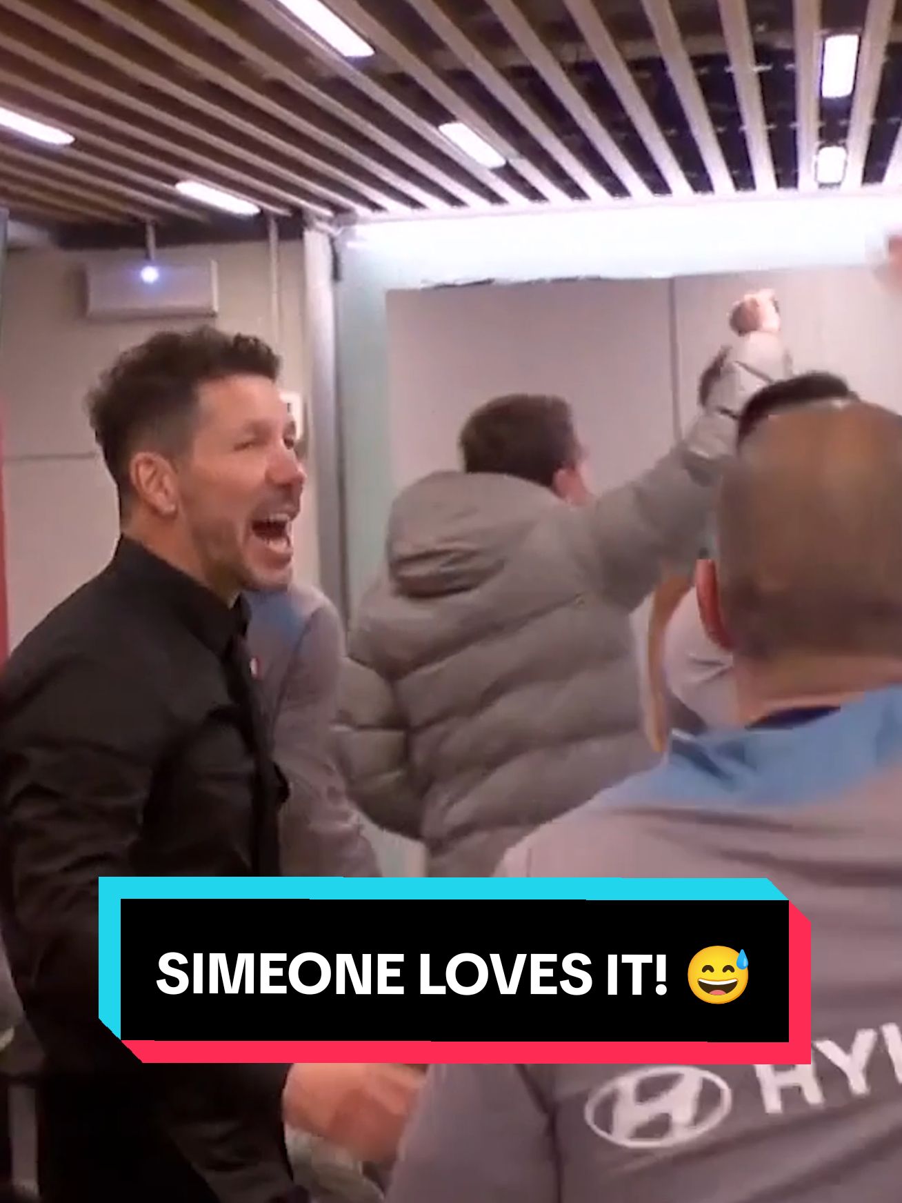 SCENES in the Atletico dressing room 🙌 They beat Barcelona and go top of #LaLiga! #AtleticoMadrid #BarcaAtleti 