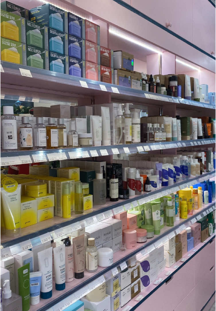La semaine dernière je suis reparti faire mon stock dans cette boutique de skincare coreen.  Le choix des produits est large.  Les vendeuses sont de très bon conseils ! 📍 13 RUE MANDAR      @KOREAN COSMETICS ♡  #pourtoi #Vlog #grwm #skincare #skincarecoreenne #koreanskincareproducts #produitscoreensfrance #kbeauty #skincareroutine 