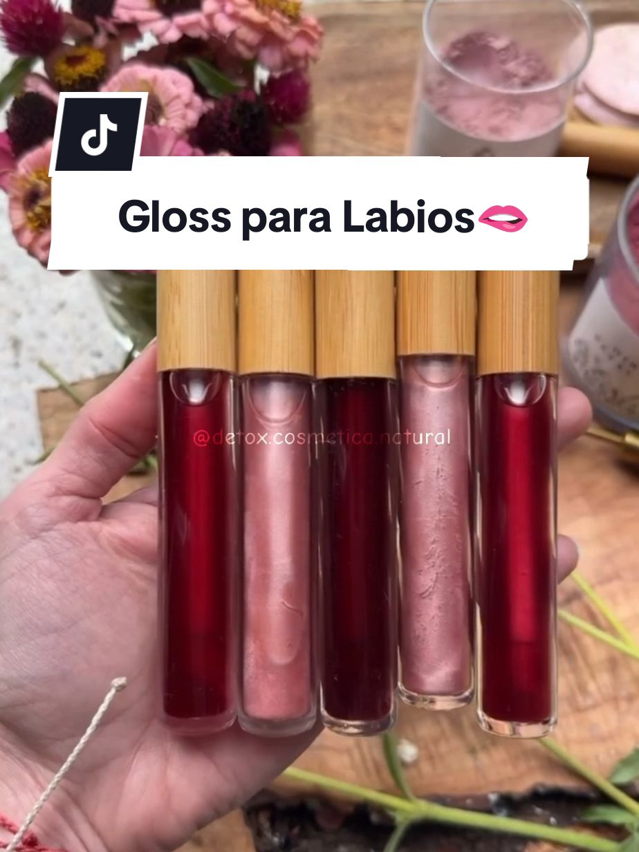 Te enseño como hacer tu propio gloss para labios en casa 💄💋 Fue súper fácil de hacer y me encantó experimentar con los diferentes colores. Este brillo labial tiene solo 3 ingredientes, hidrata y añade un toque ligero de color a los labios 💖🫦 🗒️ Ingredientes: •Aceite portador de tu elección (usé una mezcla de aceite de ricino y aceite de jojoba, pero el aceite de almendras dulces o el de coco también funcionan genial). •4 gotas de aceite esencial de tu elección (usé lavanda, pero naranja, mandarina, menta o pomelo también son buenas opciones). •Colorante natural, como pétalos de hibisco molidos o polvo de mica color oro rosado. 6 tubos para brillo labial de 6 ml. 🧑🏻‍🔬 Paso a Paso: Combina 1 oz de aceite portador y los aceites esenciales. Separa en diferentes lotes si deseas hacer una variedad de colores. Agrega una pequeña cantidad (1/4 de cucharadita) de colorante en polvo a la vez al aceite y mezcla. Agrega más colorante si lo deseas. Vierte la mezcla en los tubos para brillo labial. 📌 Nota: Es normal que el pigmento se asiente después de estar mucho tiempo en reposo. Simplemente agita o mueve el tubo de un lado a otro durante unos segundos antes de aplicarlo.  #lipgloss  #brillolabial  #makeup  #beauty  #lipglossaddict  #lipglosslover  #labios  #cosmeticos  #makeuptutorial  #gloss  #cosmeticanatural #DIY 