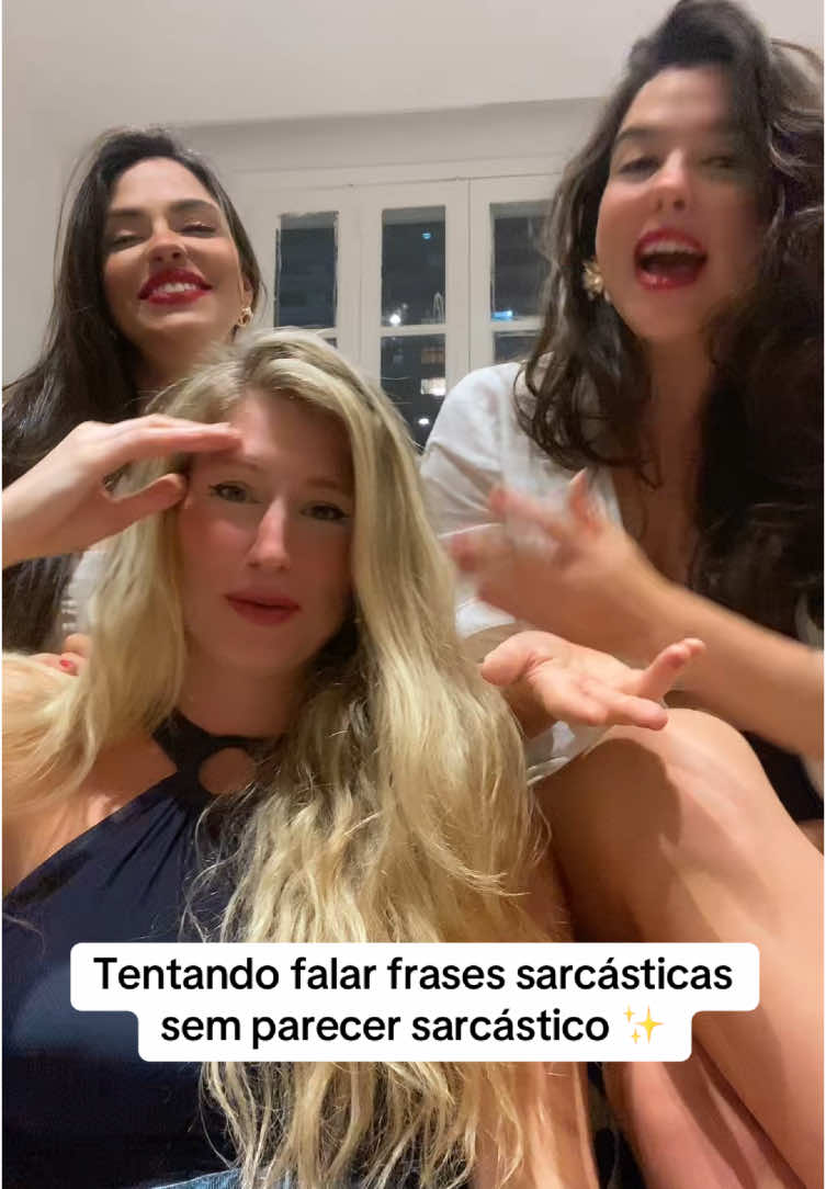 Trend de amigas falamdo frases sarcásticas sem parecer sarcásticas. Ps olhem essas gataaaas affffz #humor #amigas #night #bffs #bffs 
