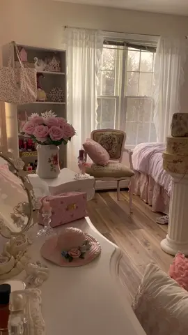 its always a good morning in here 🎀🕯🌄 #morning #morningroutine #bedroom #RoomTour #roomaesthetic #myroom #girlroom #vintagestyle #vintageroom #victorianhouse #antiqueroom #coquette #princess #princessroom #shabbychic #loveshackfancy 