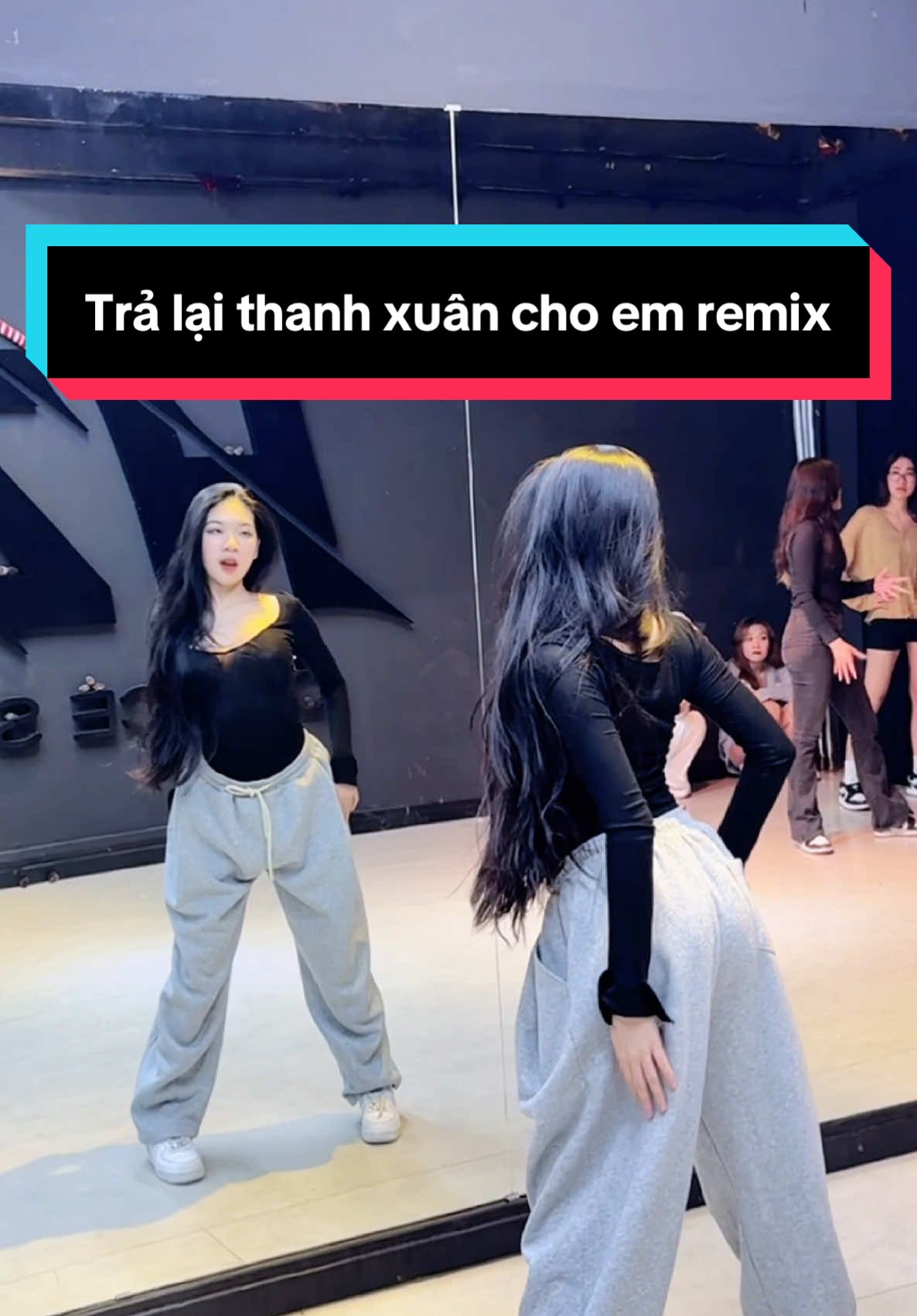 Nay có đội khán giả nhìn giống mấy cô hàng xóm cạnh nhà mình ghê =))) (dc: @𝔸𝕟𝕙 ℙ𝕙𝕚 🙊 ) #tralaithanhxuanchoem #dancebar 