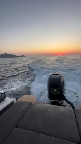 Jumping into the sunset from a yacht in Ibiza—this is how you end the year 🌅. Book your unforgettable yacht day now! DM us now !   #ibiza #2025 #vibes #yacht 