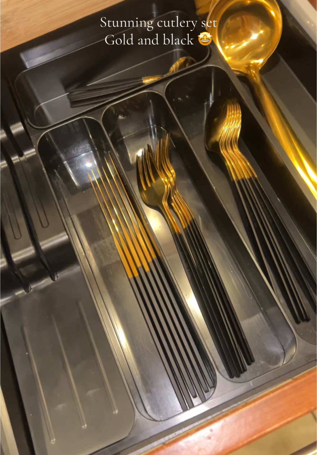 24pcs gold& black cutlery set 🫶🏻 link is above ⬆️✨ selling fast get your now!  #cutleryset #goldcutlery #tiitokshop #blackfriday #viral_video #spotlight #foruyou #worthmoney #tiktokmademebuyit #fyp