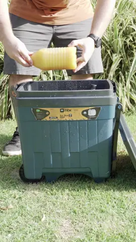 A caixa térmica que combina eficiência e praticidade!🧡 A ICE BOX 34 Litros da NTK é o lançamento ideal para quem valoriza conforto e eficiência em aventuras ao ar livre. Com capacidade para 34 litros, ela armazena até 46 latas de 350ml e inclui quatro porta-latas na tampa para facilitar o acesso às bebidas. Feita com materiais duráveis, como polipropileno e poliestireno expandido, oferece excelente conservação térmica. Suas rodas e alças robustas garantem transporte seguro e prático, mesmo quando cheia. Além disso, acomoda garrafas de 2 litros na vertical, otimizando espaço e organização. 🔸 Sua parceira perfeita para camping, piqueniques e festas! +www.nautikalazer.com.br #ntkbrasil #ntk #trilha #montanha #natureza #fun #live #acampar #camping