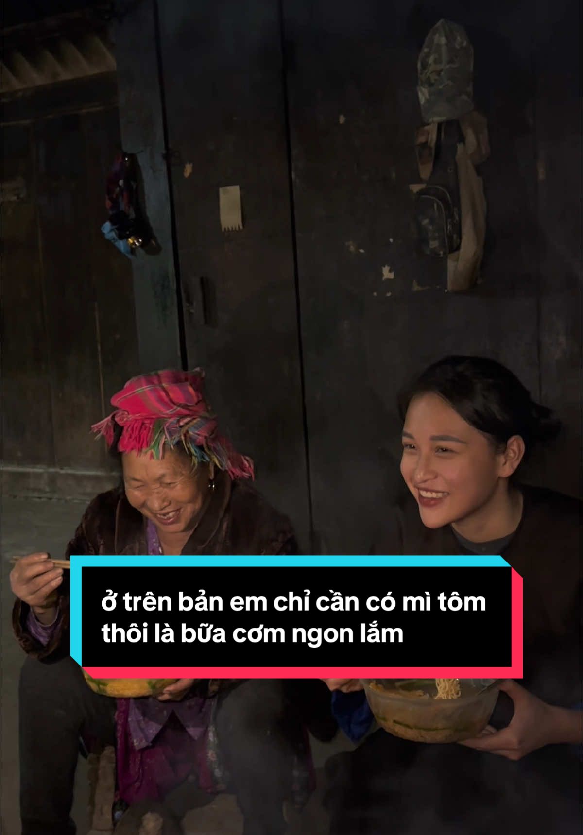 Ở trên bản em mọi thường nấu mì tôm để cho cả nhà làm canh, chỗ anh chị có hay ăn cơm với canh mì tôm không ạ #maylinh #cuocsongvungcao #anhcanboxa #mitom #khokhan #thanhpho #taybac #yenbai 