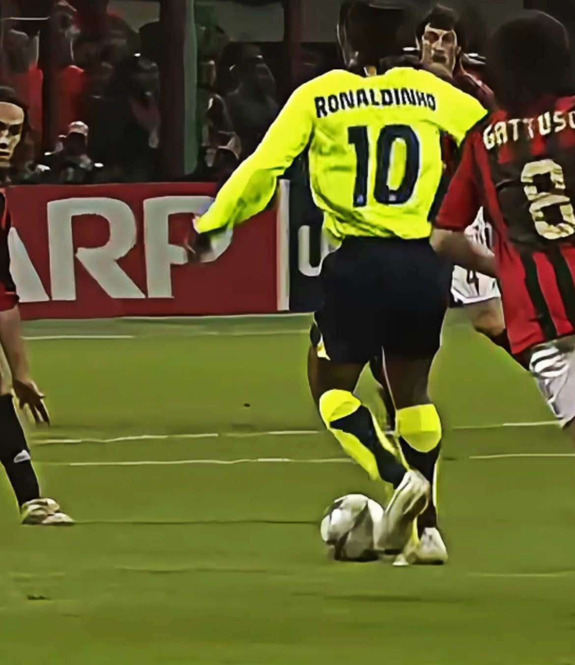 Em 2006 Ronaldinho destruia o Milan pela Champions, mostrava que ele realmente era mágico #ronaldinho #nostalgia #footballtiktok 