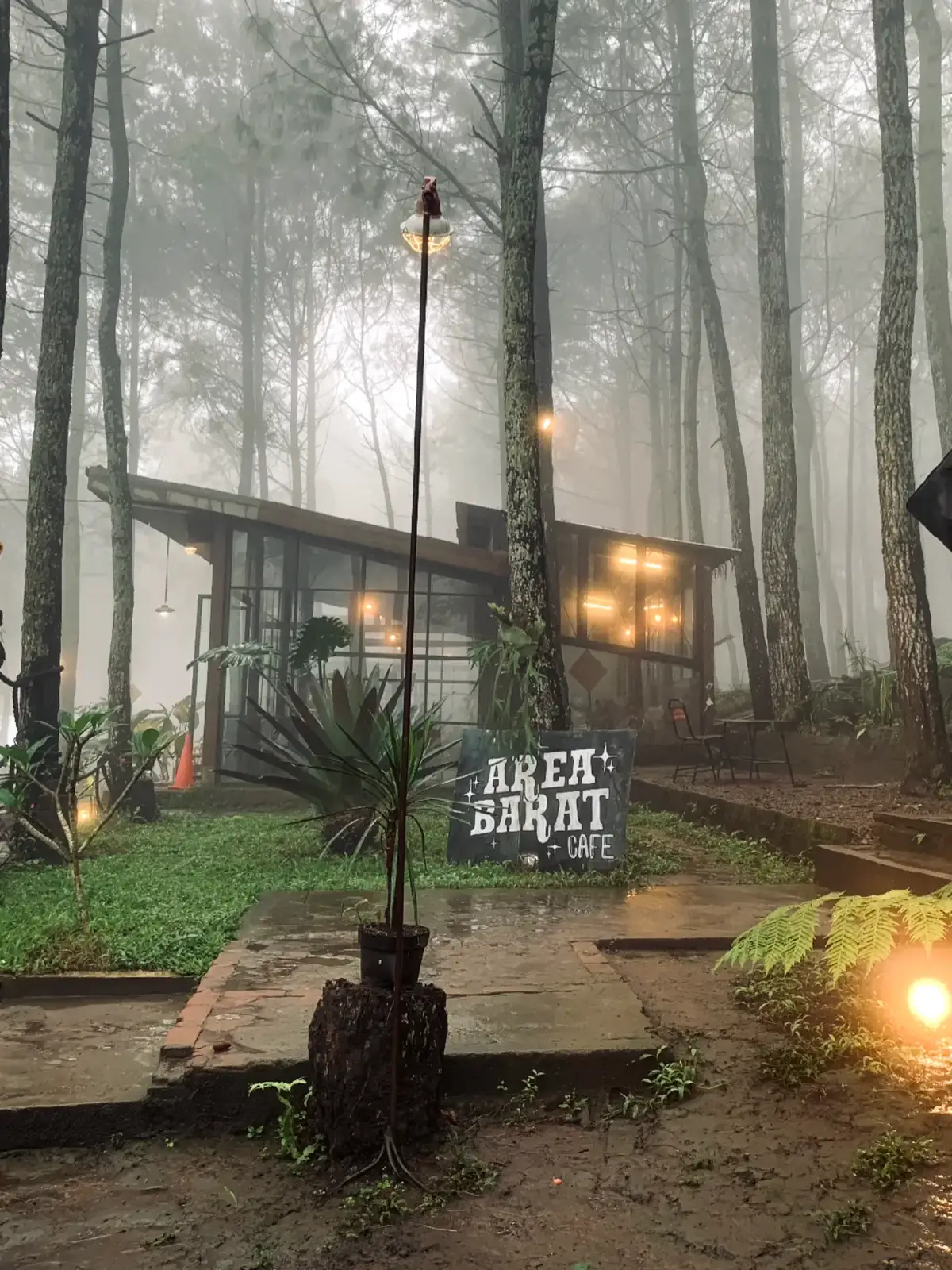 area barat + hujan = ademe ga karuan #areabaratcafe #areabarat #cafebatu #pesonaindonesia #alam #cafe 