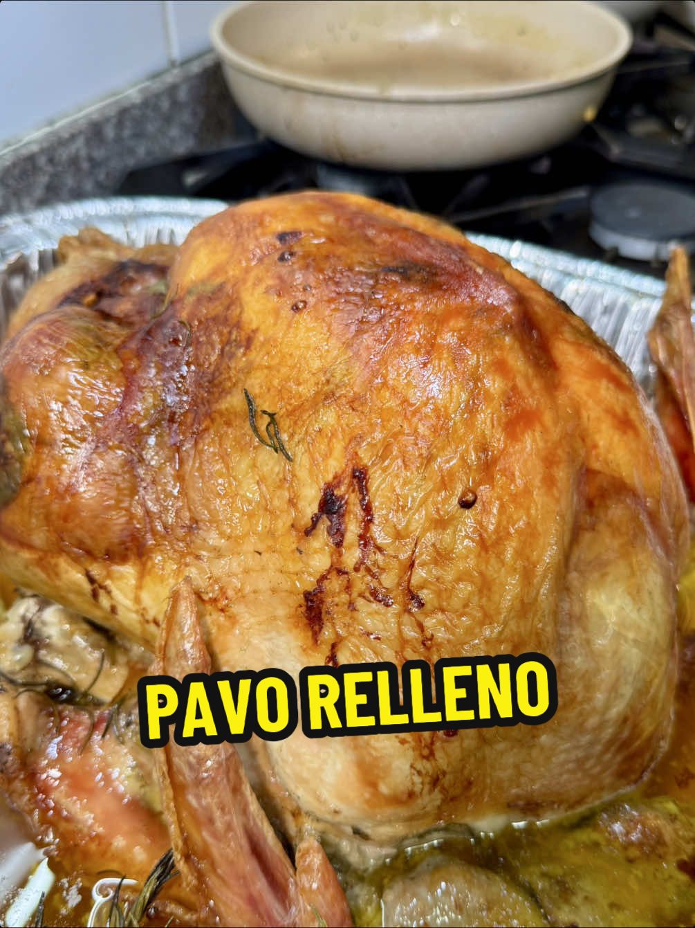 PAVO RELENO EN GRAVY DE HONGOS El que te diga que el pavo es seco, NO SABE hacerlo! La manera más fácil que hay para cocinarlo es inyectarlo (pechuga y muslo encuentro se inyecta todo) entre la piel y la carne. EL relleno es opcional pero si decidiste cocinarlo con relleno agrégale 30-40 minutos más de cocción depende de tu horno ( toma su tiempo pero es delicioso). Se cocina 15/20 minutos a 175 grados centígrados por cada libra de pavo. (No botes tu etiqueta porque debes hacer tu cálculo) Y a nadie le gusta fregar en las fiestas pero usemos platos desechables con responsabilidad @hefty.latam Hefty Eco Save de venta en los supermercados de Panamá son: 🍃 100 % compostable 🍃 100 % Plant Based 🍃 0% PFDA (que son químicos sintéticos) 🍃 puedes meterlos al microondas 🍃 puedes ponerle un buen PLATAO como decimos los panameños. Receta marinado: Culantro Tomillo Perejil Cebollina 1/4 taza de vino blanco 1 naranja 1 1/2 cda de sal 1/2 taza de agua GRAVY de hongos: 🍄 1 bandeja de hongos 🍄 1 1/2 taza de caldo de pollo 🍄 1/4 taza de crema de leche 🍄 romero 🍄 maicena para espesar RELLENO: 4 rebanadas de pan 1 libra de carne molida Aceitunas Alcaparras Pasitas Paprika Sal 1/4 taza de leche #platosdesechables #platoshefty