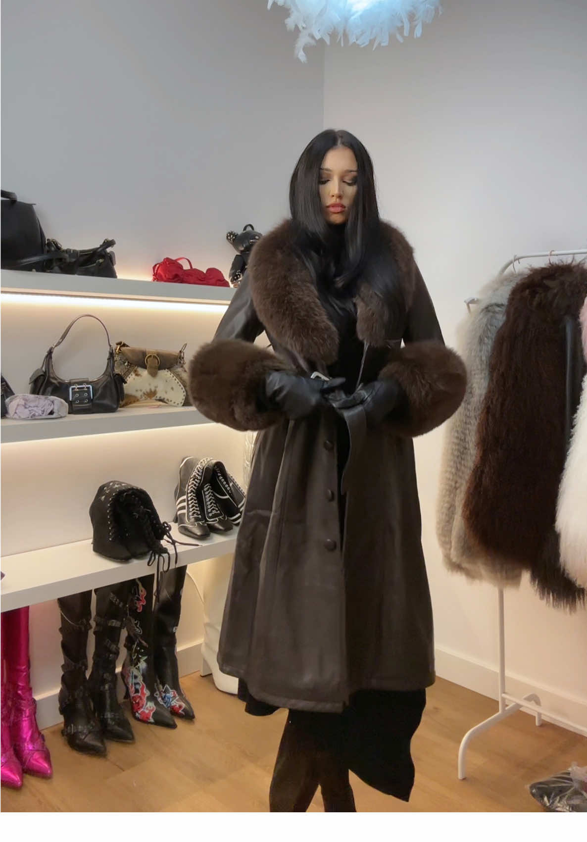 Dark chocolate look 🍫 #wintercoat #winterlook #mobwife #furcoat #grwm #fypstyle 