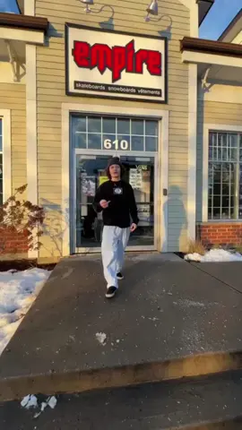 @antho_farah & @eli_g_zus nous donnent deux idées de outfit à mettre à votre prochain souper de Noël 🎄🤳 @lbontyes  #empireestrie 