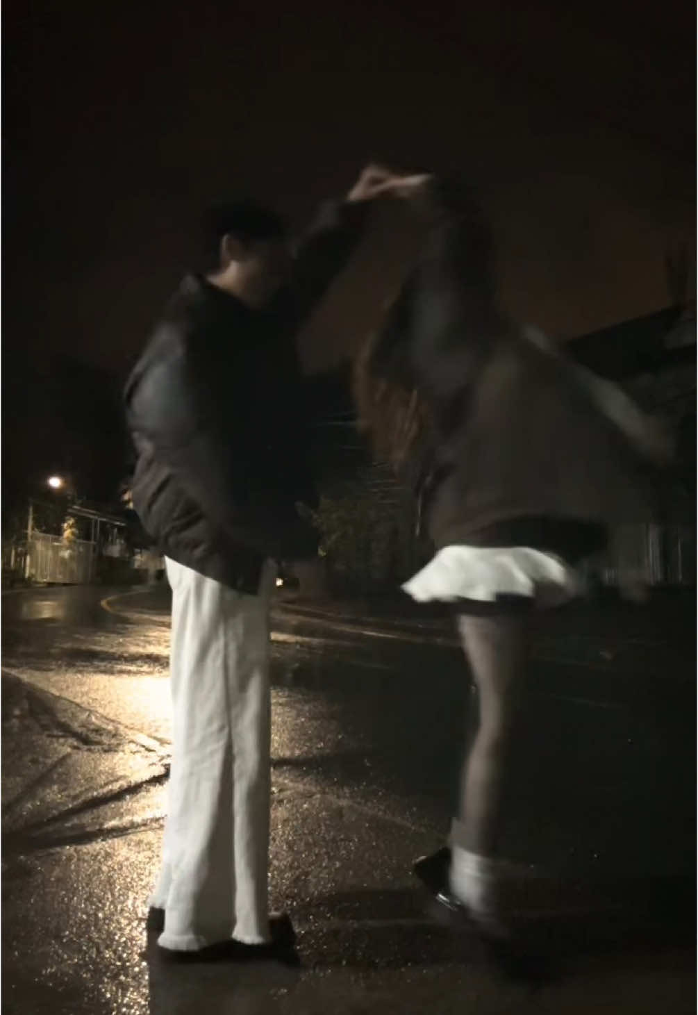 Chúng tôi: 1 giờ sáng dưới trời mưa thêm tiết trời Đà Lạt 13độ xê🥶 coai có lãng mạng dữ khommm 🎄❄️ #snowman #snowmandance #coupledance #christmas #xuhuong 