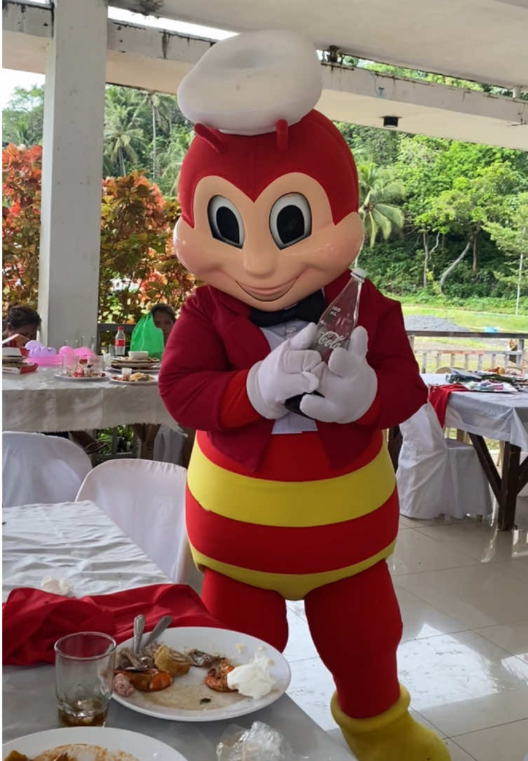Naki birthday ka na nga lang nag take home kapa 😂 #Jollibee #jollibeeph #funnyvideos #memes #fyp 
