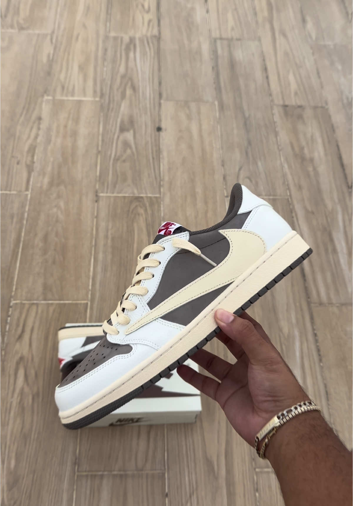 Travis Scott X Air Jordan 1 Low - Reverse Mocha ☕️  “Las Air Jordan 1 Low Reverse Mocha Travis Scott son un modelo de zapatillas de baloncesto que surgió de una colaboración entre el rapero y diseñador Travis Scott y Jordan Brand. Se trata de una versión estilizada de las Air Jordan 1 Low, que se lanzó en julio de 2022” -DISPONIBLES EN NUESTRA TIENDA✅ -ORDENA TU PAR POR DM O WHATSAPP (link en la biografía #jomasneakers #sneakers #sneaker #sneakerheads #travisscott #sneakeraddict #sneakerfreaker #jordan #jordan1 #nike