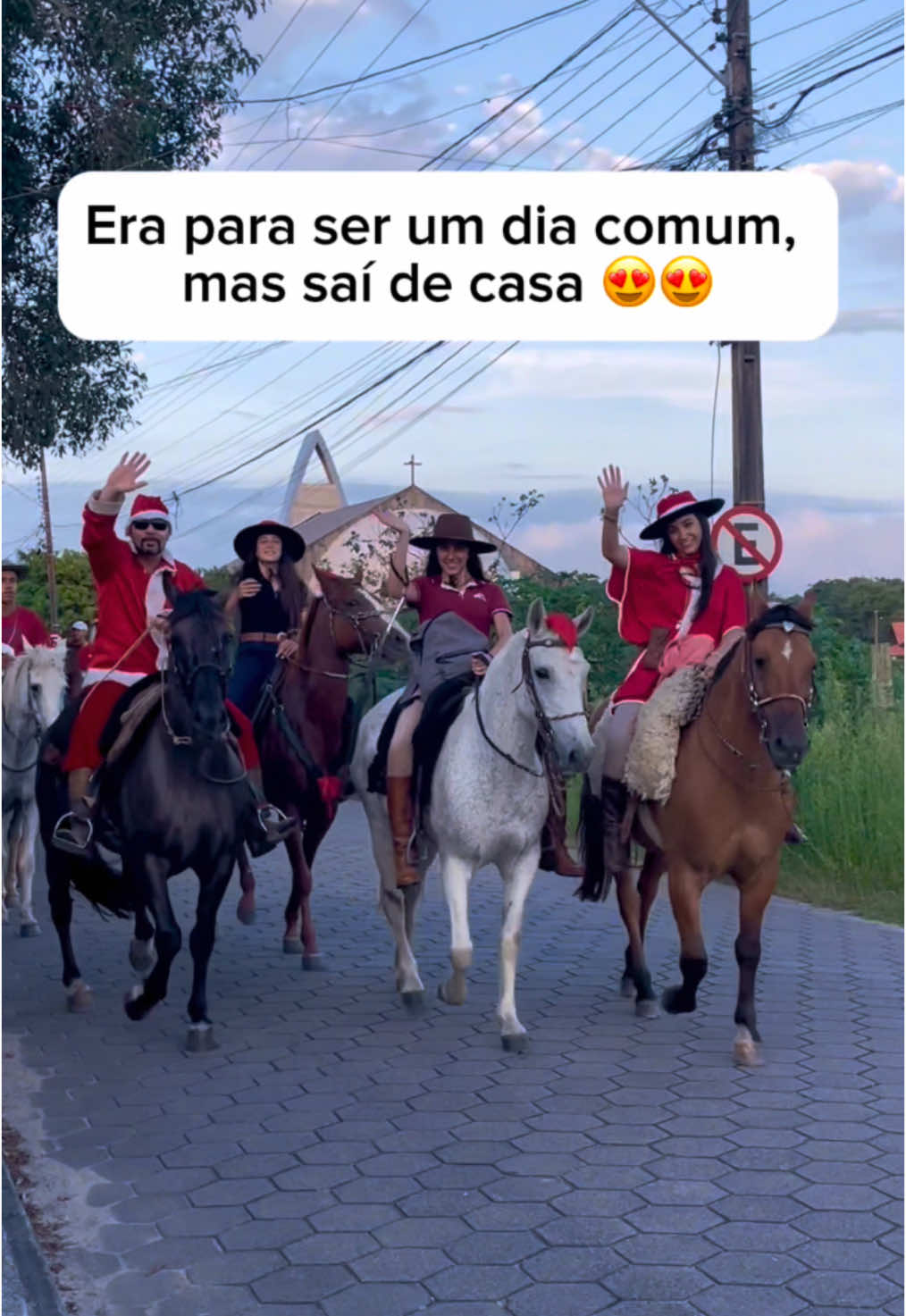 Natal doidão 🤣🤣🧑‍🎄🎅🎄 Quando você acha que acabou o vídeo, vai chegando uma parte mais legal que a outra. Tem realmente muita gente boa (e engraçada) no mundo, né?! Não sei se amei mais o inesperado, o cavalo, a gentileza do menino, o papai Noel doidão, ou os doces. Esse foi meu Natal de rua inesperado aqui no Campeche. Acho que nem preciso assistir a um filme natalino depois dessa, pois tenho aqui minha filmagem raiz 🤙 PS: Conseguiu ver o papai Noel doidão?  #campeche #floripa #cavalos #natal2024 #feliznatal