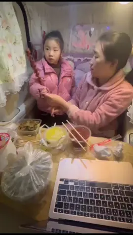 Have dinner with my daughter today🍔#electriccar #minicar #Electric #tricycledriver #fyp #Outdoors #viralvideo #chinatricyclce #carcamping #camping #eat 