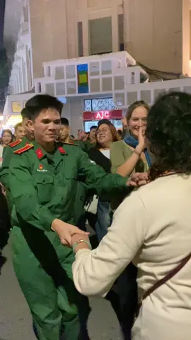 Màn nhảy ngẫu hứng giữ quân nhân và nhân dân, bên cạnh là các em thiếu nhi, xa xa có bạn bè quốc tế cổ vũ. Tự hào người Việt Nam 🇻🇳#80namqđndvietnam #quandoinhandanvietnam #bodoicuho #hanoi #fyp #lichsuvietnam #xuhuong 