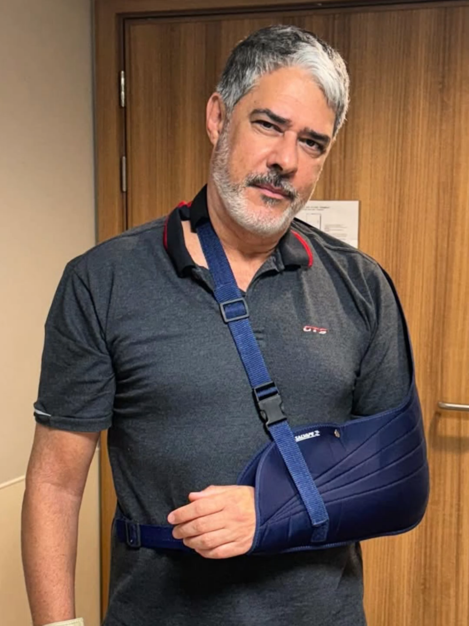 William Bonner surpreendeu ao surgir de tipoia no Instagram! O jornalista revelou que sofreu uma queda enquanto se exercitava e fraturou a cabeça do rádio, região do cotovelo. Agora, ele precisará manter o braço imobilizado por 4 semanas e ficará fora da escala de fim de ano da Globo. Bonner compartilhou detalhes do incidente, mas tranquilizou os seguidores. Desejamos uma recuperação rápida! #jornalismo #noticias #globo #saude #famosos #fyp #foryoupage❤️❤️
