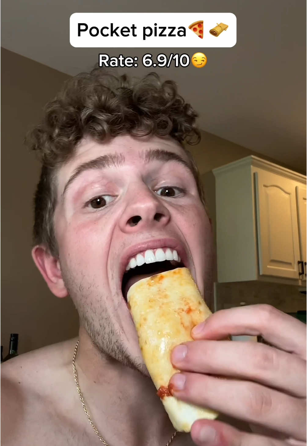 I’ll keep this pizza in my pocket until the end of the year #pizza #foodhacks #foodguy #foodiefam #mukbang 