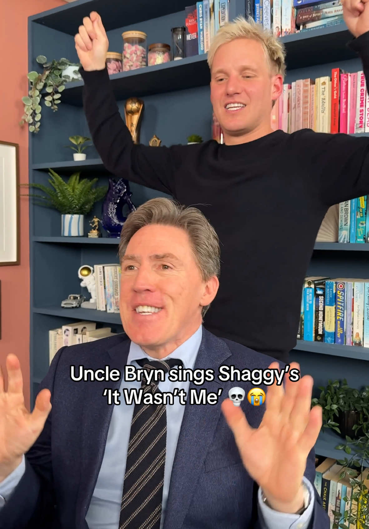 Didn’t have Rob Brydon reciting It Wasn’t Me on my 2024 bingo list 🤣 @robbrydon x Great Company OUT TOMORROW! #greatcompanypodcast #robbrydon #jamielaing #gavinandstacey #unclebryn #itwasntme #shaggy #rikrok 