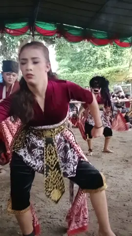 bendrong part Ndadi @Taniia_gladis dan @saskiafaidaeraj dan yang pakai kuda @avikaakund3 #kudalumping #jaranan #jatilan #jatilanjogja #jatilancantik #ndadi #viral #tiktok #kudakepang #putrikenconobudoyo #satriomudhobudoyo #fyp #fypシ #seru #jatilanputri 