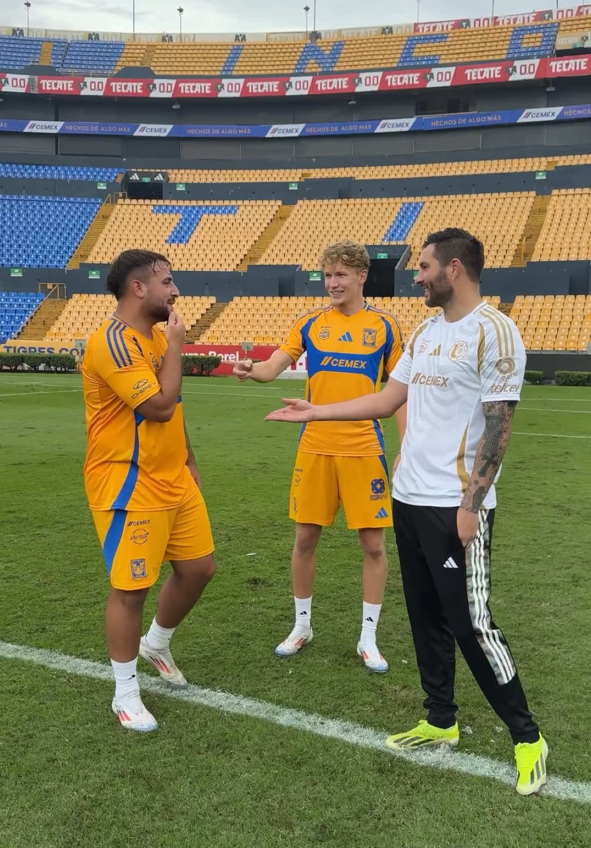 Devine qui est l’imposteur🤔 #gignac #football #footballchallenge #undercover 