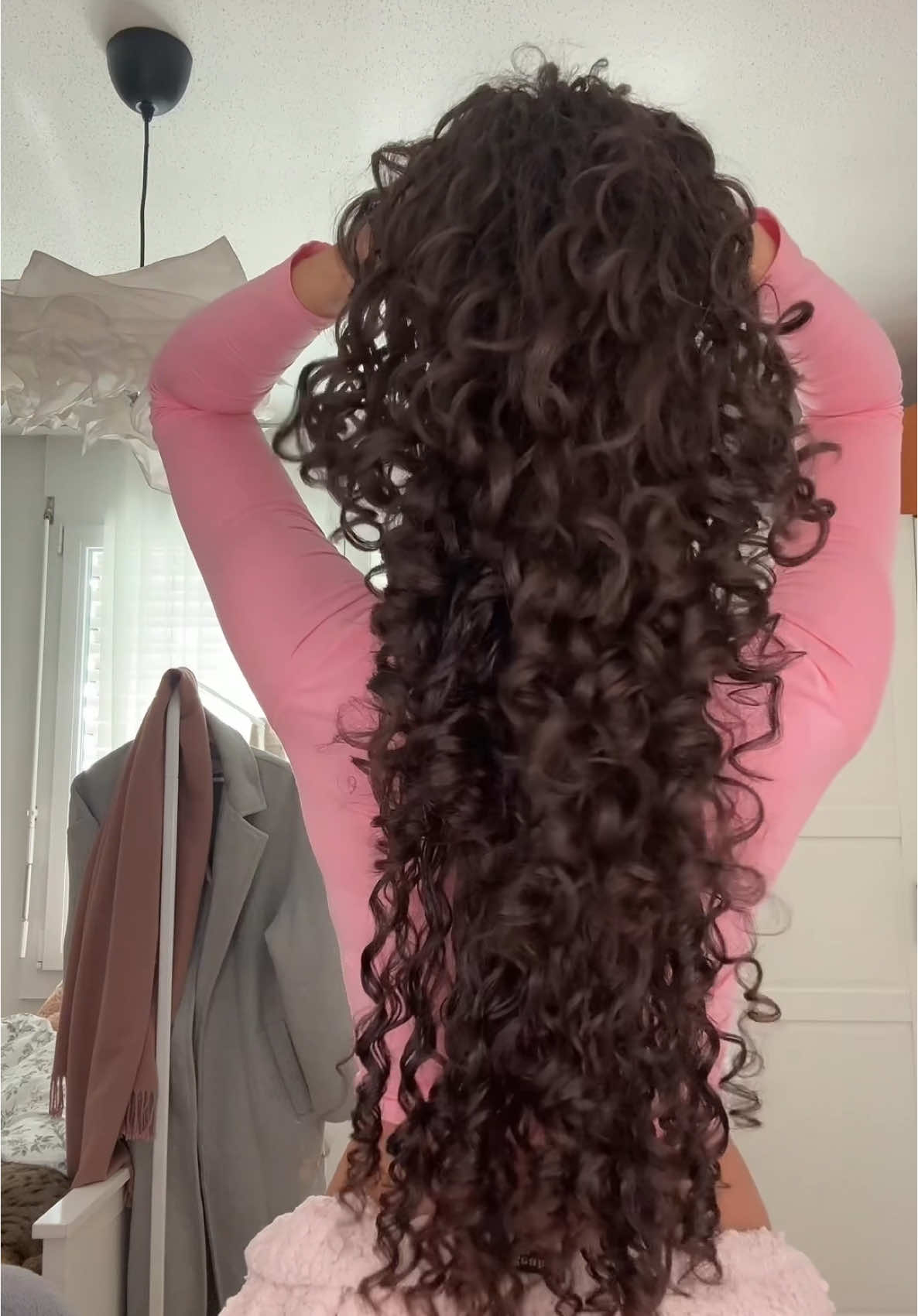 skala+ pink eco gel = perfect curls✨ #curlyhairtutorial #curlyhairroutine #curltiktok #lockentiktok #curlyhair #jasmincurlyhairroutine #fouryourpage #skalacurls #skala #pinkecogel 