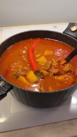 😍ЗАКАРПАТСЬКИЙ БОГРАЧ - спрощений, домашній варіант ✔️ Маленьке прохання - якщо зберегли собі рецепт, скиньте в коментарі ➕ і поставте ❤️, мені це дуже важливо🙏 ⠀ ✅Нам знадобиться: 🔹250г сала(або бекону чи грудинки) 🔹1000г м’яса(яловичина чи свинина, ошийок) 🔹1300мл води💧 🔹800г картоплі🥔 🔹300-400мл томатного пюре - у мене натуральне пюре @malenkyi_kukhar 🔹2 цибулини 220г🧅 🔹300г солодкого перцю🌶 + 1 гострий перчик Чілі 🔹сіль, перець, копчена паприка, гострий перець🧂 📌каструля на 4.5л. ⏳час приготування: 2 години 📊КБЖВ на 100г:К.93 Б.8.6 Ж.4 В.5.7 🕰Прийом - #обід ⚖️вага всієї порції - 3800г 🔸В каструлю вкидаємо нарізане сало(або ще краще бекон чи грудинку, він буде ароматніше), обсмажуємо перемішуючи 5хв. Вкидаємо нарізану цибулю, перемішуючи смажимо ще 5хв 🔸Додаємо нарізане м’ясо. Зазвичай кидають 2 види, свинину і яловичину. Перемішуючи готуємо 10хв. 🔸 Тепер закидаємо нарізані великими шматками картоплю, перець. І вливаємо помідорне пюре - в класичний бограч додають гострий соус, але щоб бограч смакув усій сім'ї, та не був надто гострим - краще взяти натуральне томатне пюре «Маленький Кухар», бо поєднання угорської кухні з українськими томатами створює унікальний кулінарний шедевр. 🔸Додаємо сіль, перець, копчену паприку.  🔸Заливаємо водою, і готуємо на невеликому вогні близько 1-1.5години, до м’якості картоплі. Хто любить гостреньке - можна за 30хв до кінця, кинути одну гостру перчину. І готово🫕 Всім смачногооо #бограч #бограчвдома #бограчгуляш #food 