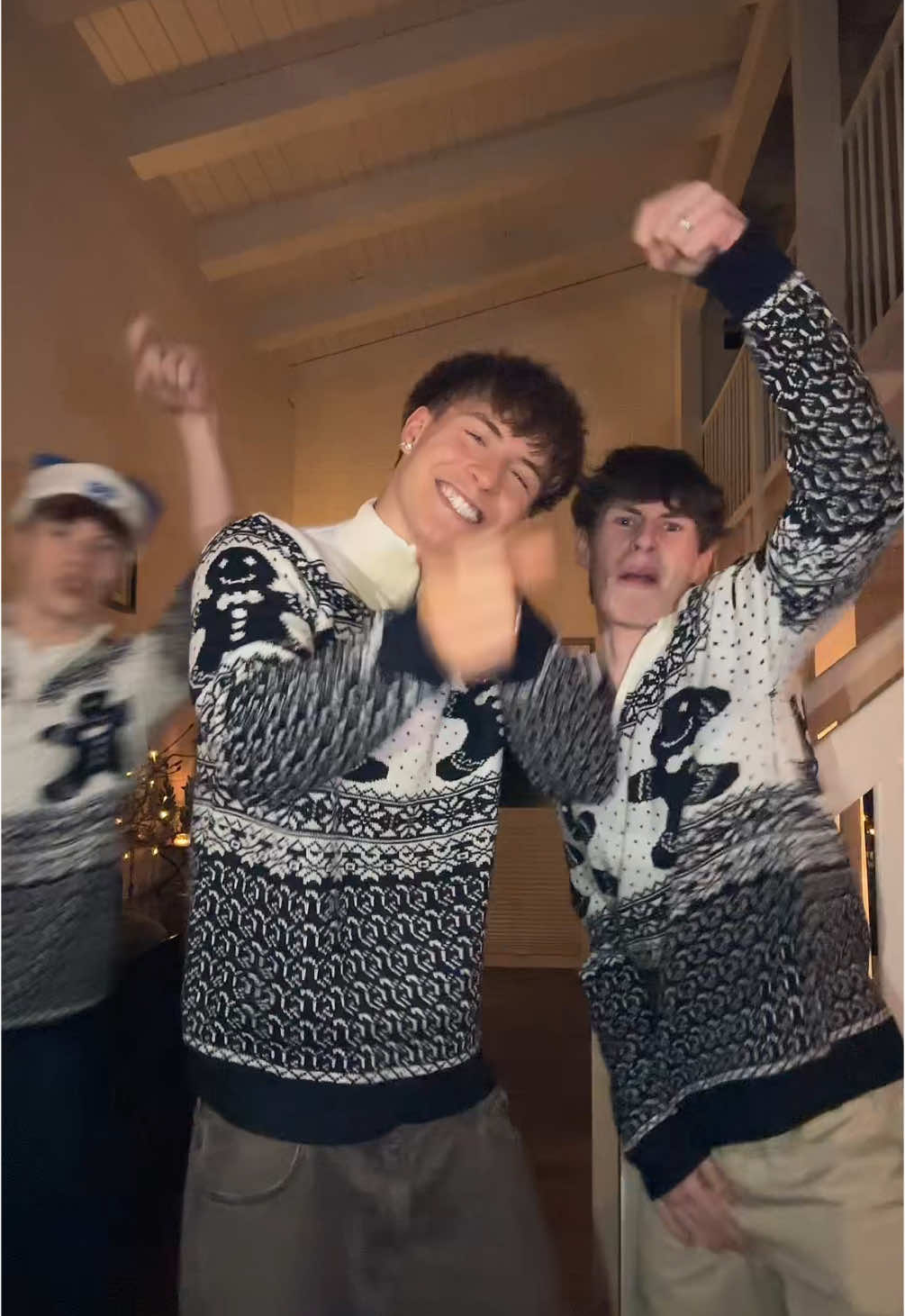 Oma versteckt sich aber sie sagt auch ALLLOOO👋