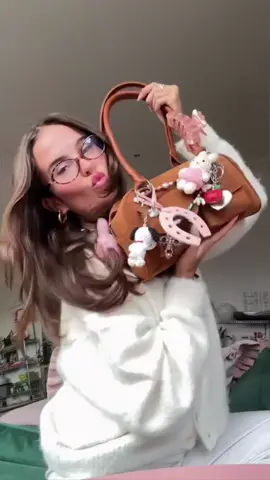 @Evie Clark customises her bag with her custom beads! Multi use babes 💋