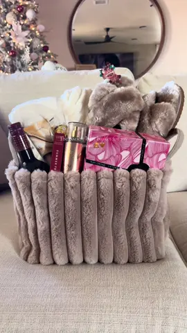 You make your mom the perfect cozy burr basket 🧺🧸🤎#burrbasket #burrbasketideas #momburrbasket #giftideas #christmas #fyp #christmaspresents #fypシ゚viral #aestheticbasket #tistheseason 