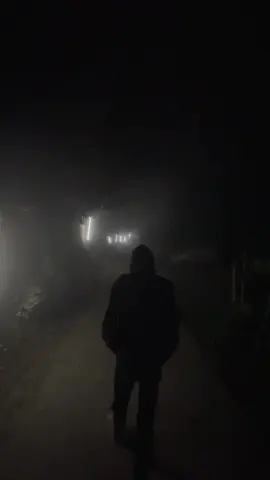 শীতের কুয়াশায় মাখা রাস্তায় হেঁটে ফিরি,🩷 ঠান্ডা হাতের উষ্ণ স্পর্শে জড়িয়ে থাকে স্মৃতি। 💗🥀 #bdtiktokofficial🇧🇩 #foryou #কুয়াশা #শিতেররাত #tiktokviral 