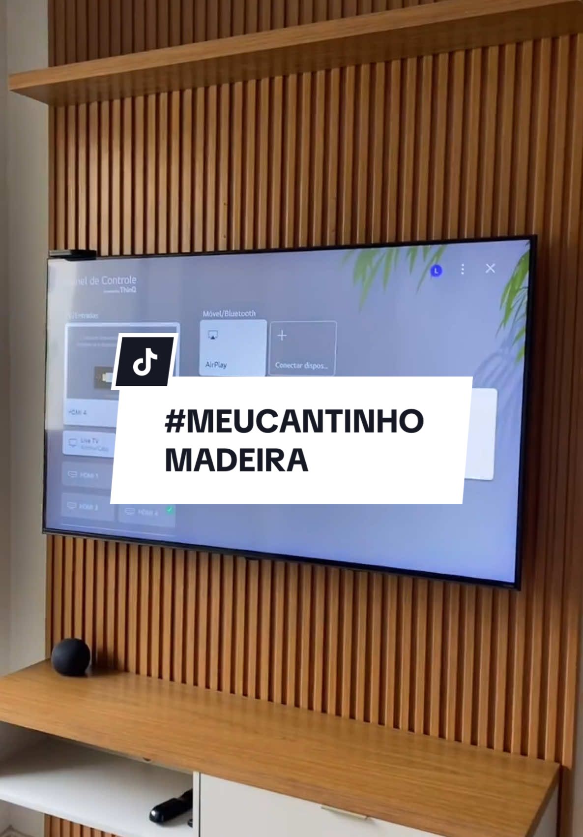 #MeuCantinhoMadeira: olha só como ficou o apê da Família Rosa Moreira com o painel ripado! 🌟🧡 O pessoal do @apedossonhos104 deixou o espaço ainda mais incrível com o Painel Ripado para TVs até 75 Polegadas Modular 1 Nicho 1 Prateleira Nature/Off White, vendido aqui na Madeira. Tá lindo demais, né? 😍 → Você também tem um produto MadeiraMadeira no seu cantinho? Mostre pra gente com a #MeuCantinhoMadeira, estamos acompanhando tudinho! Tá na casa, tá na Madeira. 🧡